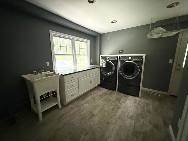 Foto del edificio - 4 Bedroom Colonial SFH - Reisterstown