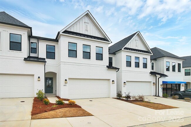 Building Photo - 6029 Mariemont Cir