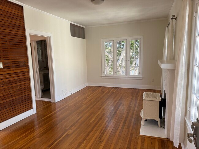 Living room - 602 Ashland Ave