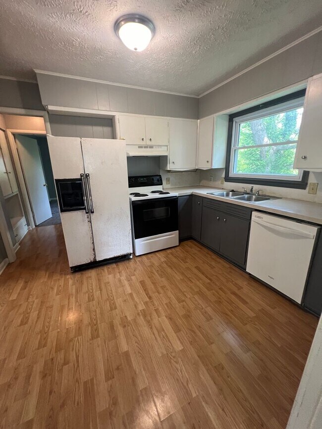 Building Photo - 2 bedroom/1 bath house for rent