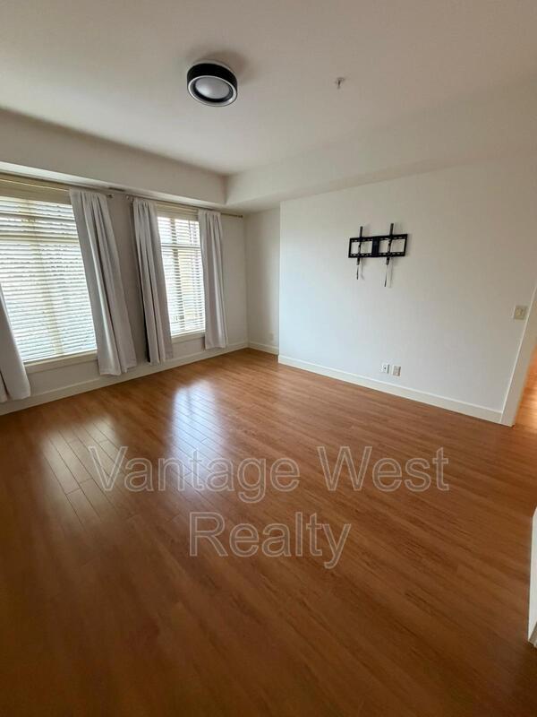 Building Photo - 2551-2551 Shoreline Dr