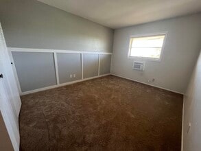 Building Photo - 1050 E Sample Rd