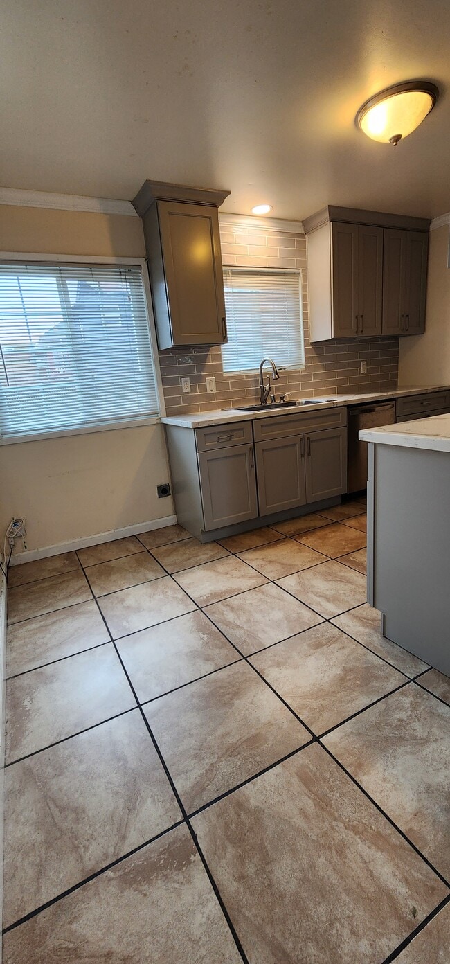 Building Photo - 845 Apgar St