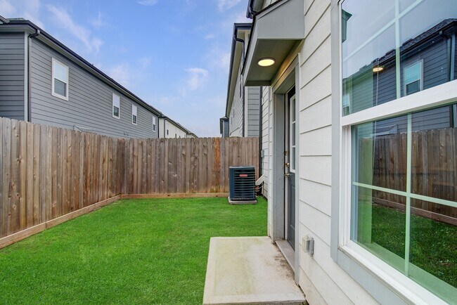 Foto del edificio - 28325 Birnham Woods Dr