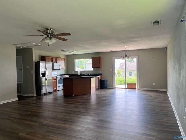 Foto del edificio - 15281 Tyler Mill Dr