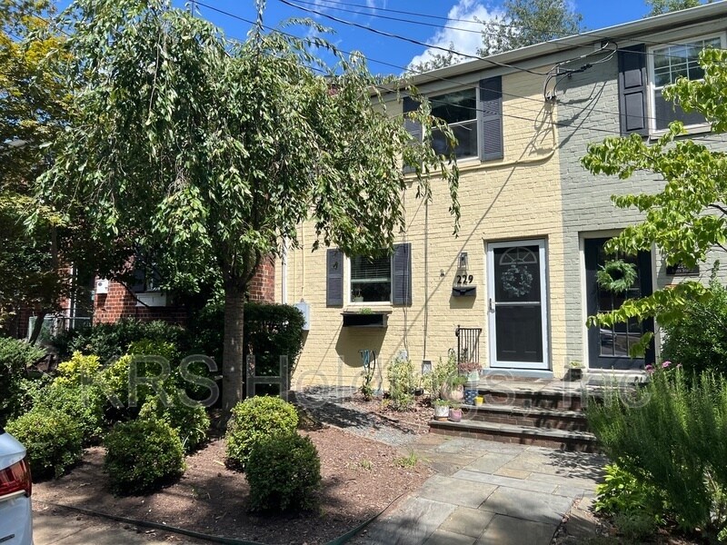 Primary Photo - 229 Aspen St