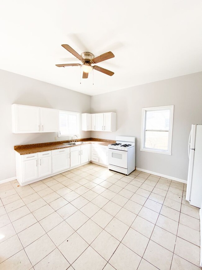 Building Photo - Spacious 3 bed 2 bath, recently remodeled,...