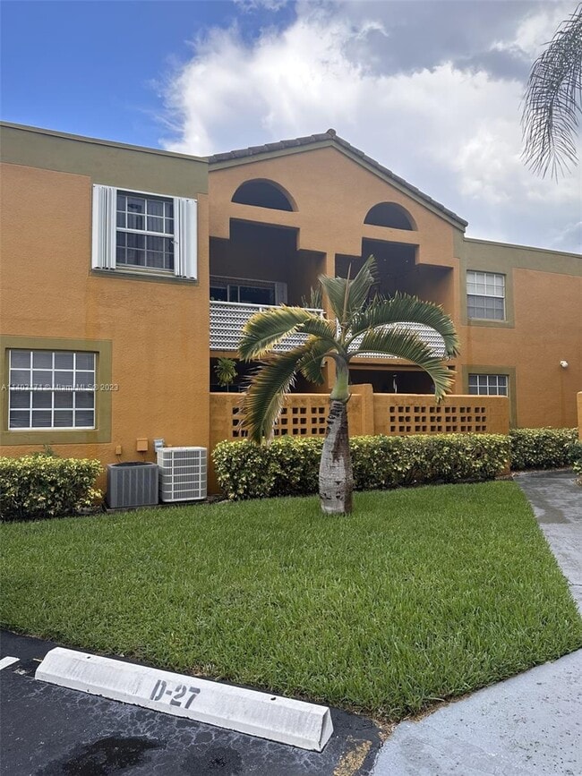 Building Photo - 9711 Fontainebleau Blvd