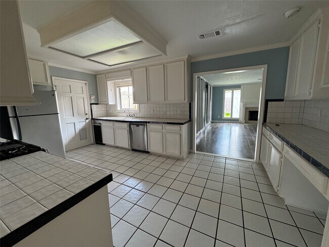 Foto del edificio - 4206 Gardendale Dr