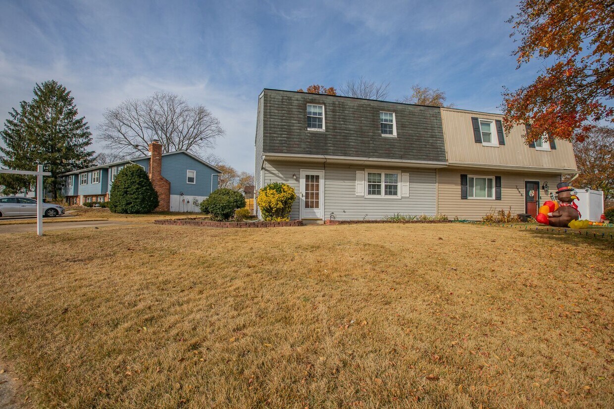 Primary Photo - Lovely 3 BR/2.5 BA EOG Townhome in Glen Bu...