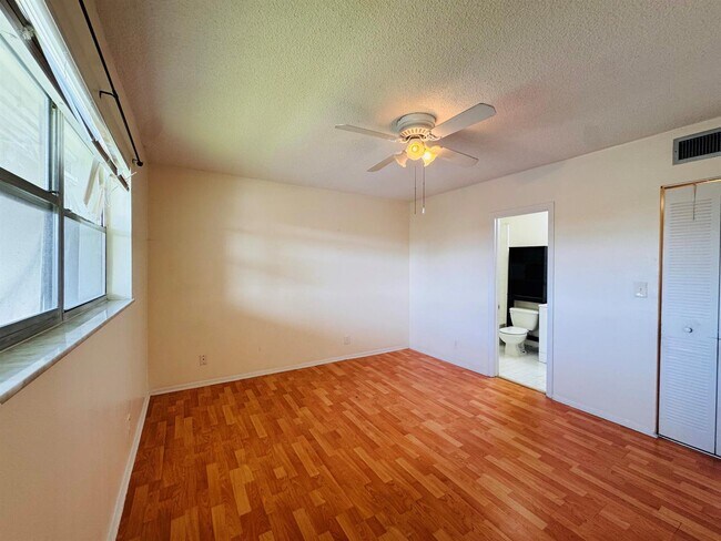 Foto del edificio - 8025 Colony Cir S