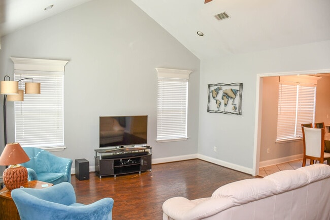 Building Photo - 2546 Bascom Dr