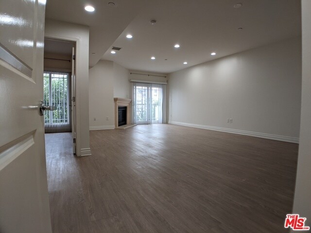 Building Photo - 147 S Doheny Dr