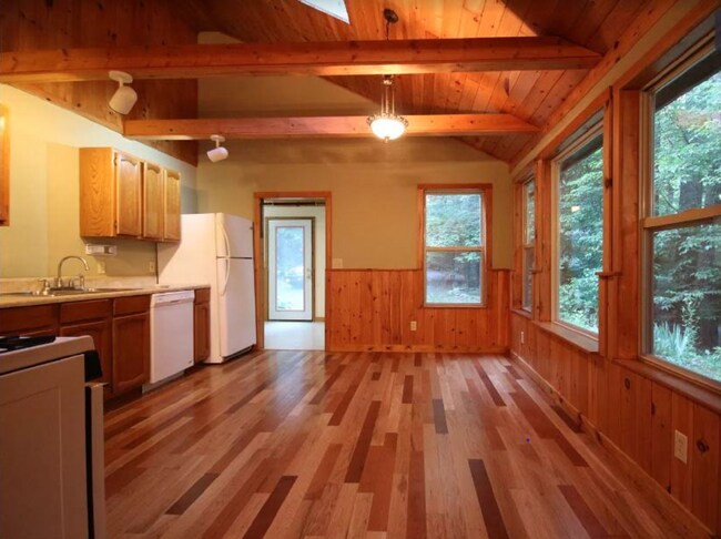 Building Photo - 2 bedroom/2 bath one level home