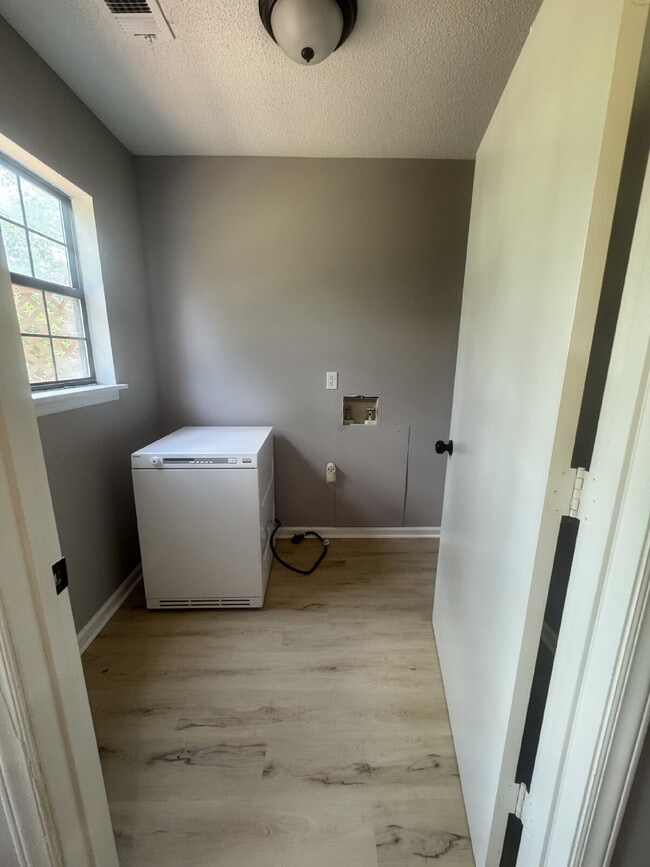 Building Photo - "Charming 1-Bedroom Townhouse Retreat in H...