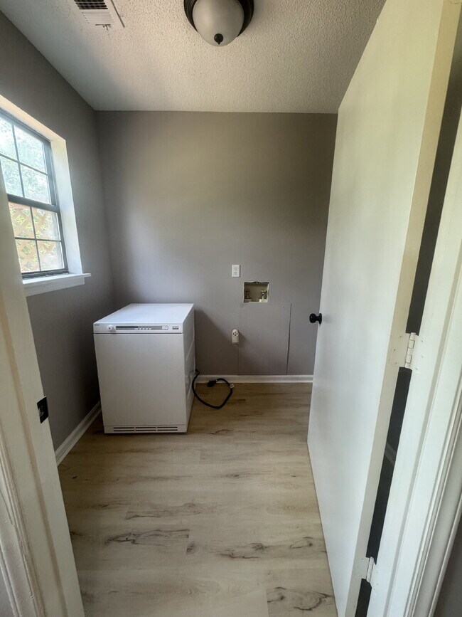 Foto del edificio - "Charming 1-Bedroom Townhouse Retreat in Hendersonville – Your Cozy Haven Awaits!"