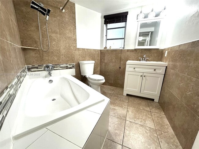 Building Photo - 1723 NE Miami Gardens Dr