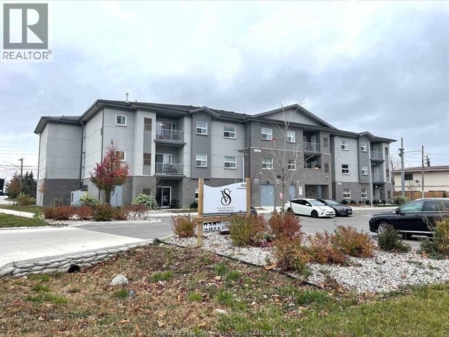 Building Photo - 1840 Cabana Road E
