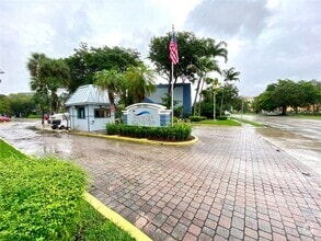 Building Photo - 9371 Fontainebleau Blvd