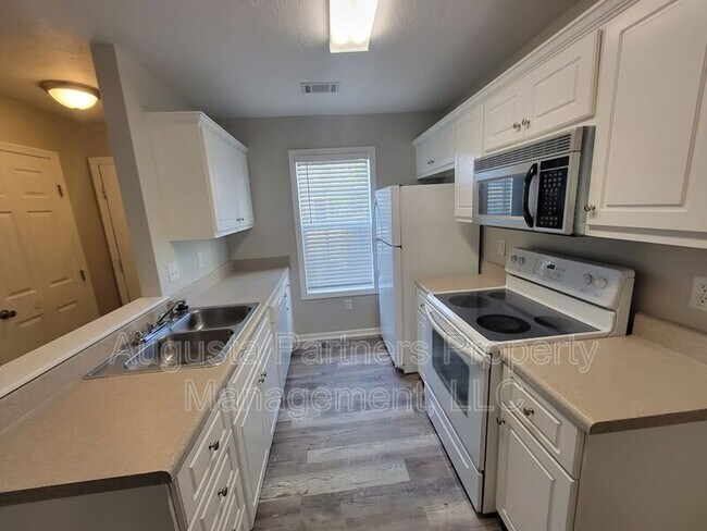 Foto del edificio - 1245 Longpoint Dr