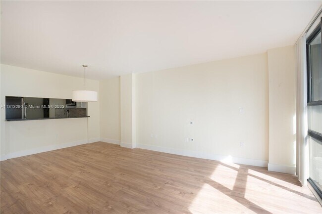 Foto del edificio - 600 NE 36th St