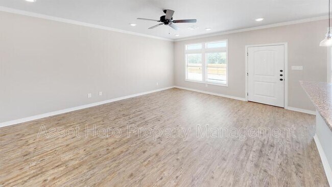 Building Photo - 910 Montclair Ave