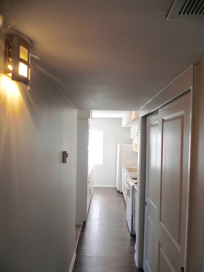 Building Photo - Fully Remodeled 2 Bedroom Available Now!