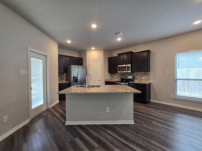 Foto del edificio - NEW IN MANAGEMENT - RENT REDUCTION - AVAIL...