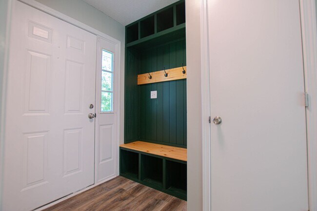 Building Photo - Updated Three Bedroom!