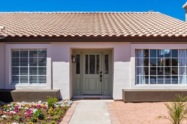 Foto del edificio - Beautiful updated 4 bedroom plus, 2 bath home in Chandler