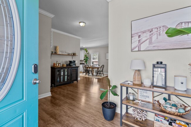 Building Photo - Modern comfort Beach living