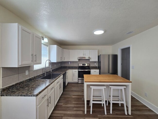 Building Photo - RENT REDUCTION - AVAILABLE NOW!