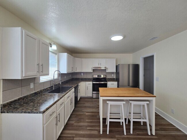 Foto del edificio - RENT REDUCTION - AVAILABLE NOW!