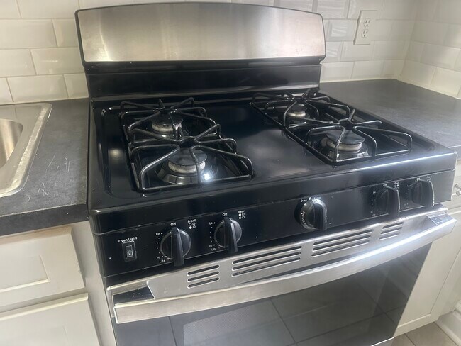 Foto del edificio - 125 Corbin Ave