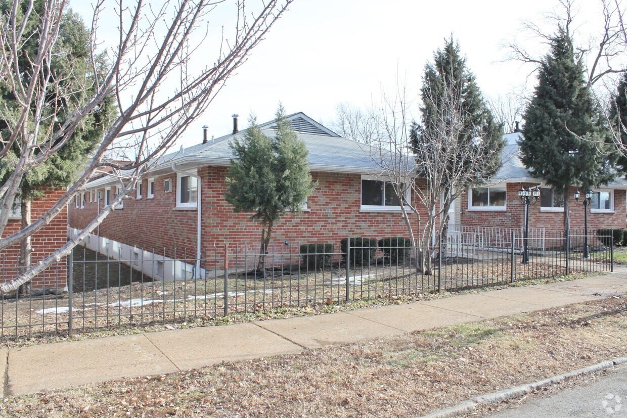 Primary Photo - Roadway Apartments