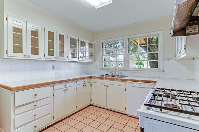 Building Photo - 4 Bedroom Rental in Lafayette!