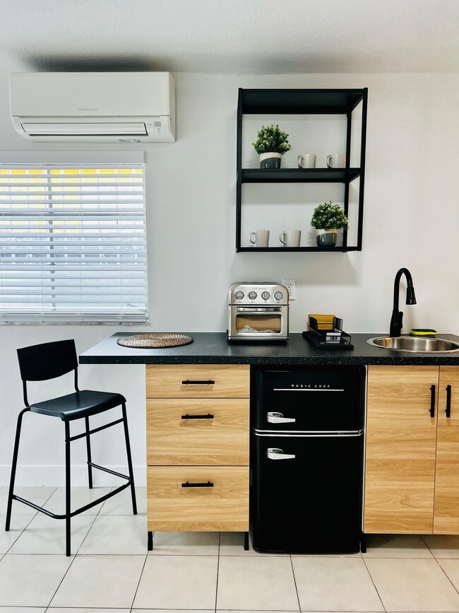 Building Photo - 911 NW 39th Ct