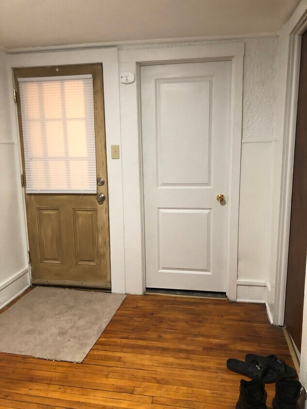 Puerta de entrada a la izquierda, puerta de dormitorio grande a la derecha - 416 Henry St