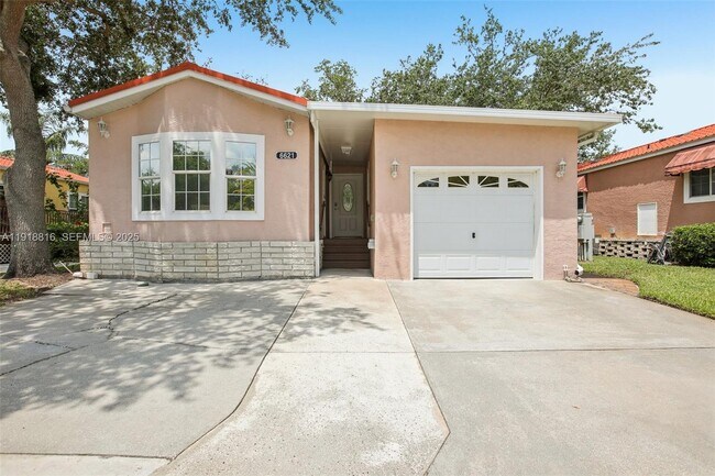 Foto del edificio - 6621 La Mesa Rd