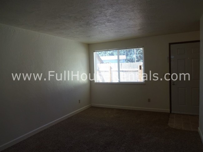Building Photo - 920 N Cloverleaf Loop