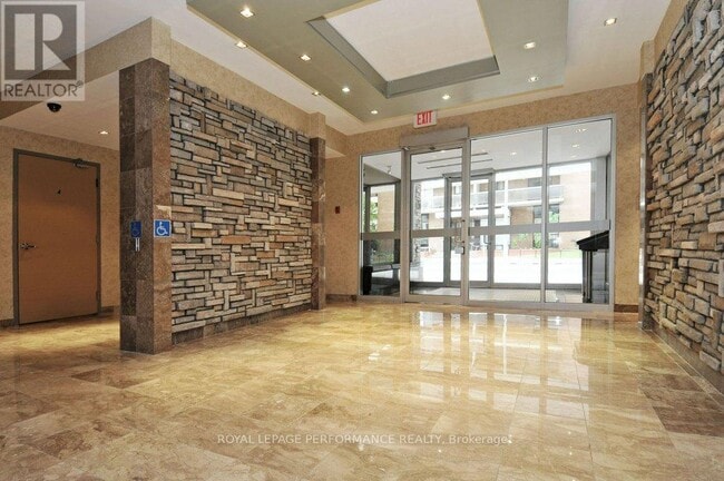 Building Photo - 470-1470 Laurier Ave W