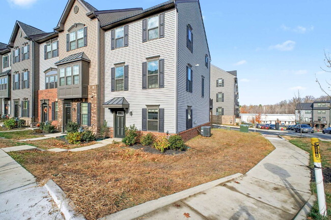 Building Photo - **Special Move-in Offer**  $500 off of the first month's rent.  Exceptional 3-Level Corner Unit T...