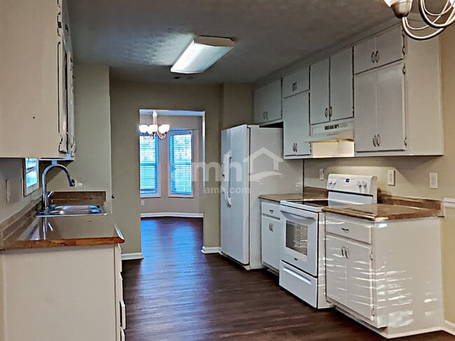 Building Photo - 1500 Chalet Cir