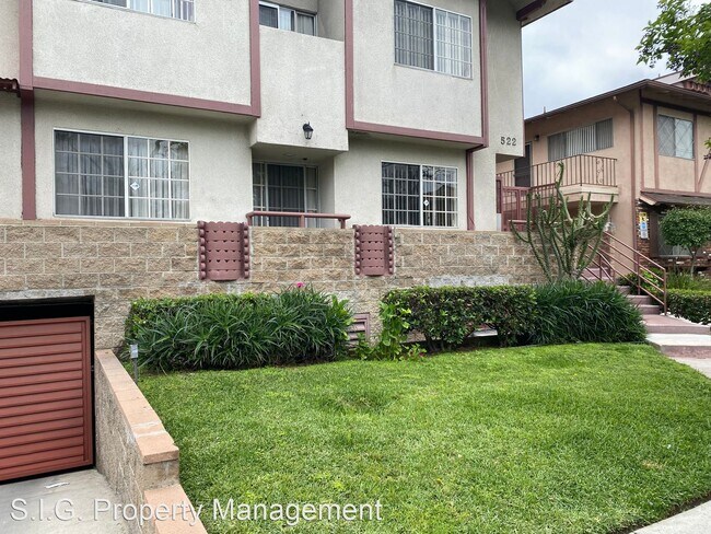 Building Photo - 3 br, 2.5 bath House - 522 E Maple St. #5