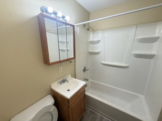 Building Photo - 2015 Southwood Dr