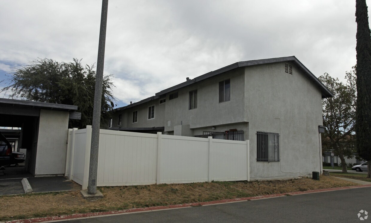 Foto del edificio - 16740 Village