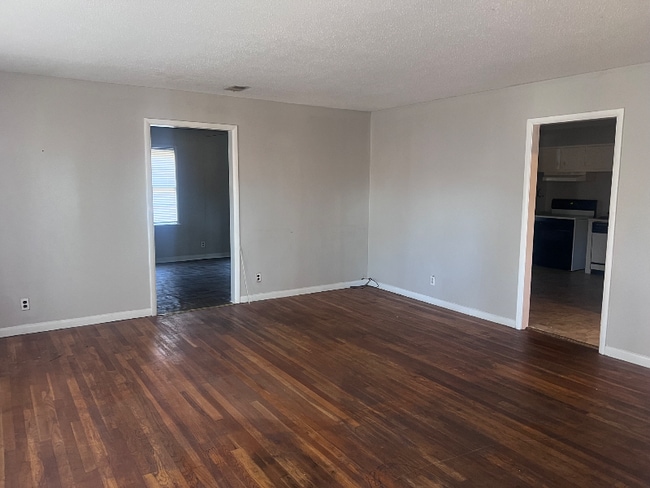 Building Photo - 2206 Glen Iris Rd NW