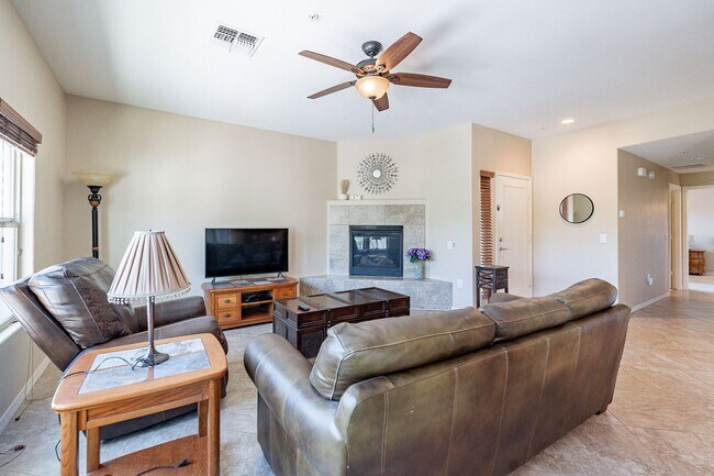 Foto del edificio - Luxury Condo with Mountain Views in Gated ...