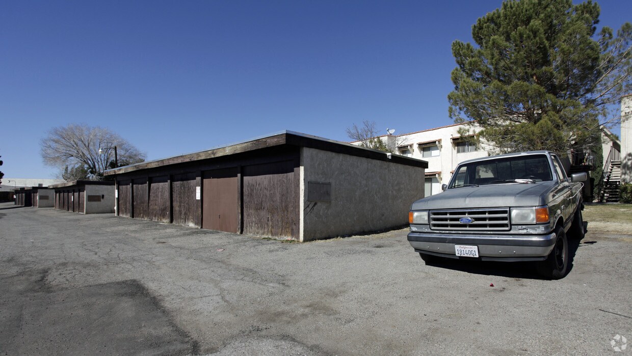 Building Photo - 16031 Lorene Dr