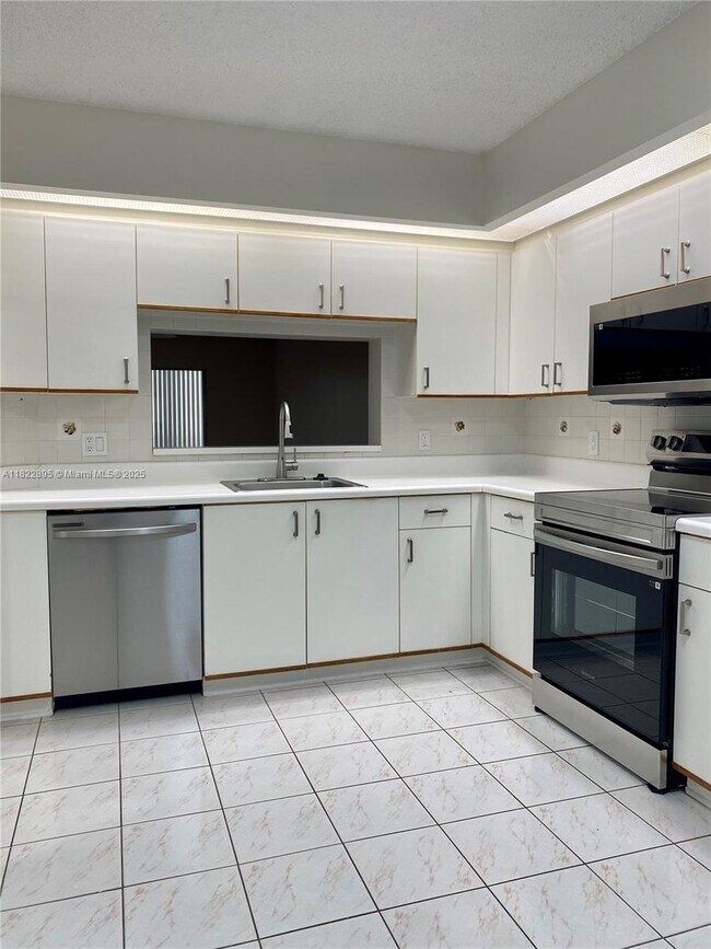 Building Photo - 1301 SW 142nd Ave